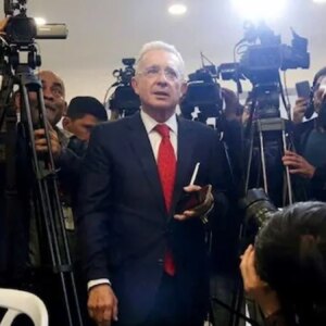 kolombiyada mahkeme eski cumhurbaskani uribeye verilen ev hapsi cezasini kaldirdi sCaeGiIx