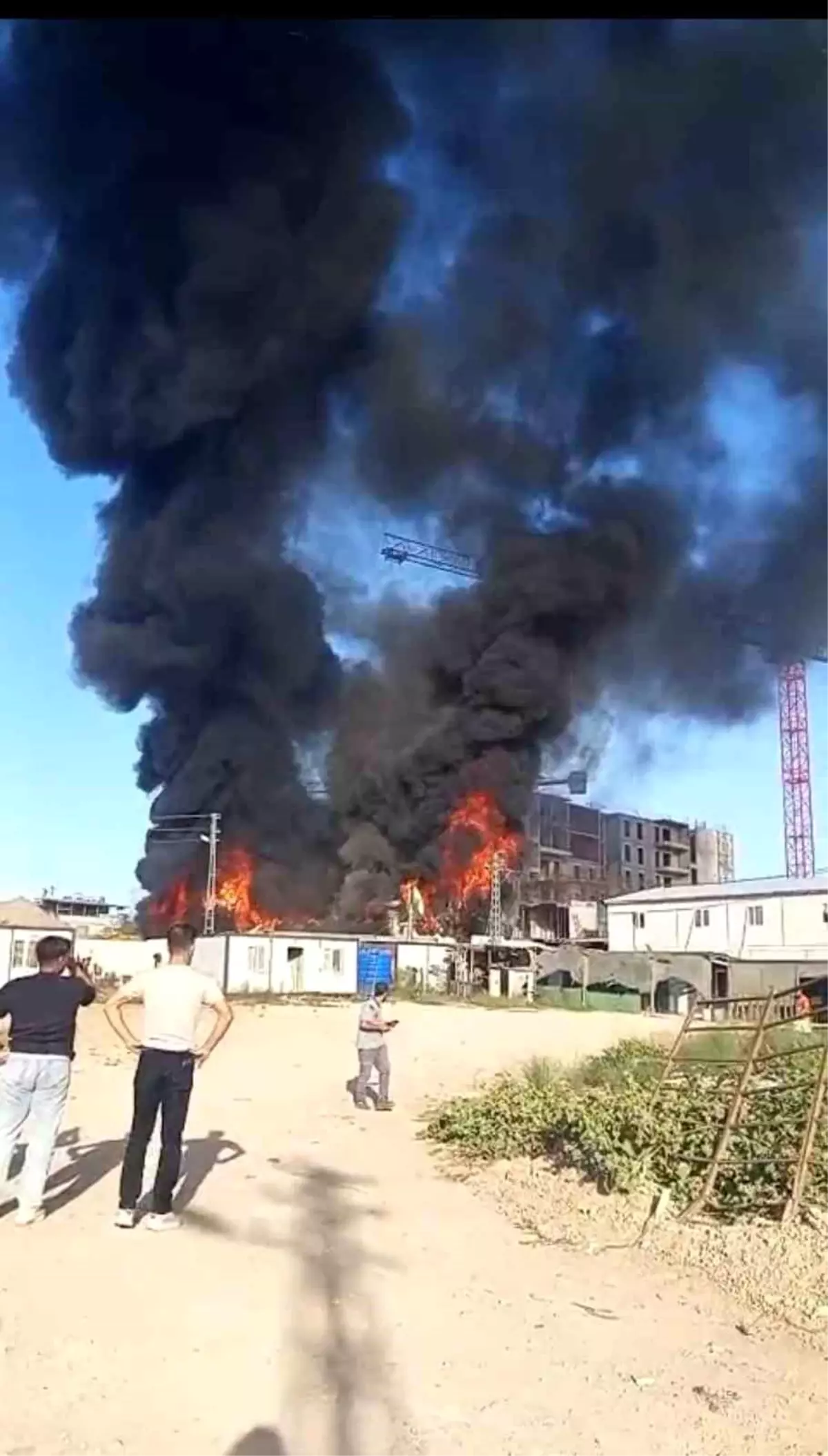 hatayda santiye alanindaki konteyner yangini kontrol altina alindi QeBwFG27