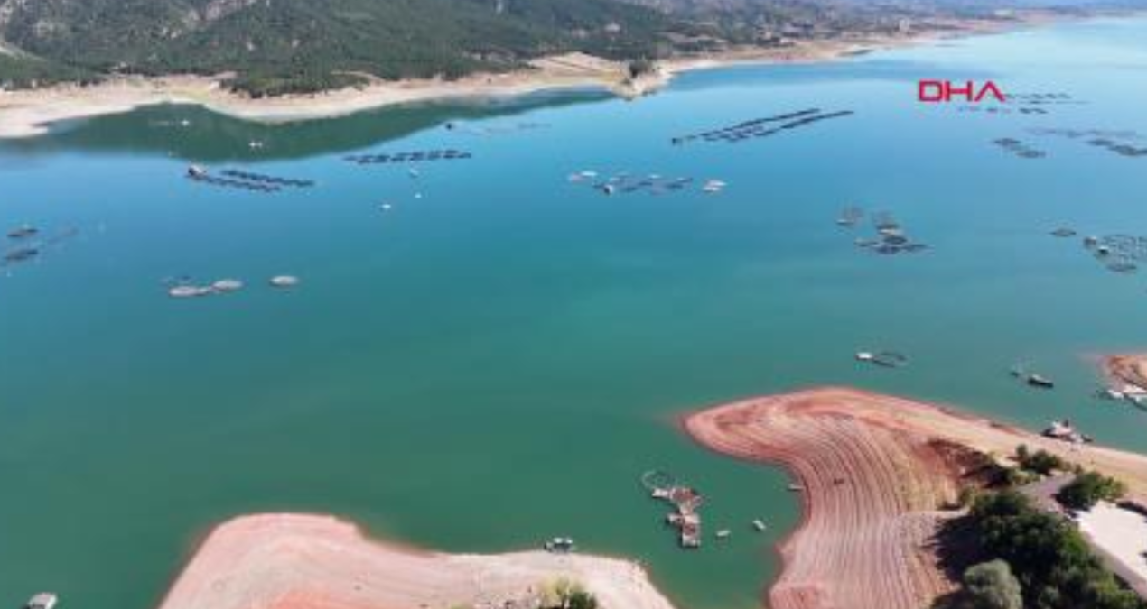 sular cekildi barajin ortasindaki kayalik ortaya cikti ixOVeAsR