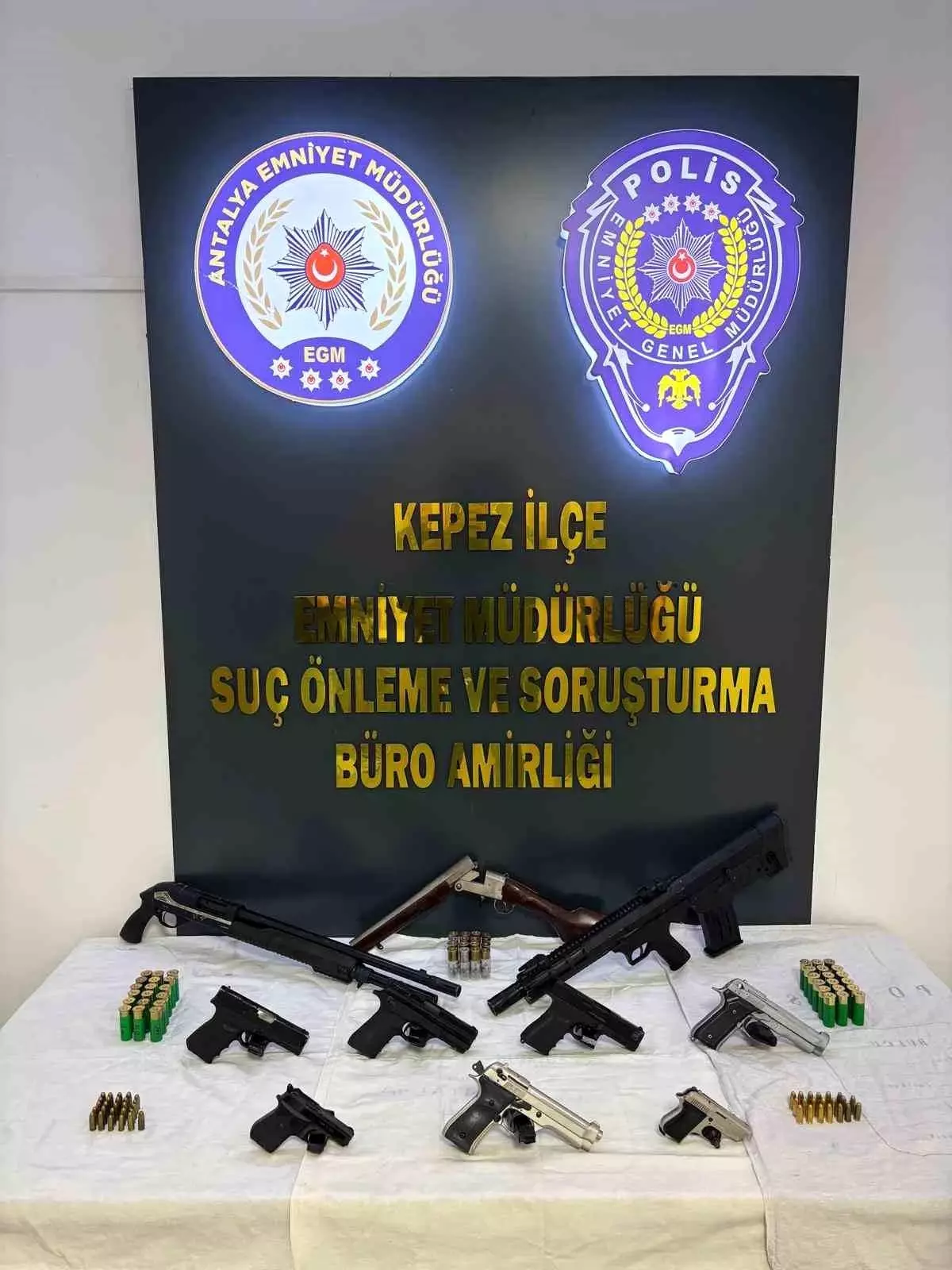 antalyada huzur operasyonu 7 ruhsatsiz tabanca ve muhimmat ele gecirildi kPrxWPrn.jpg