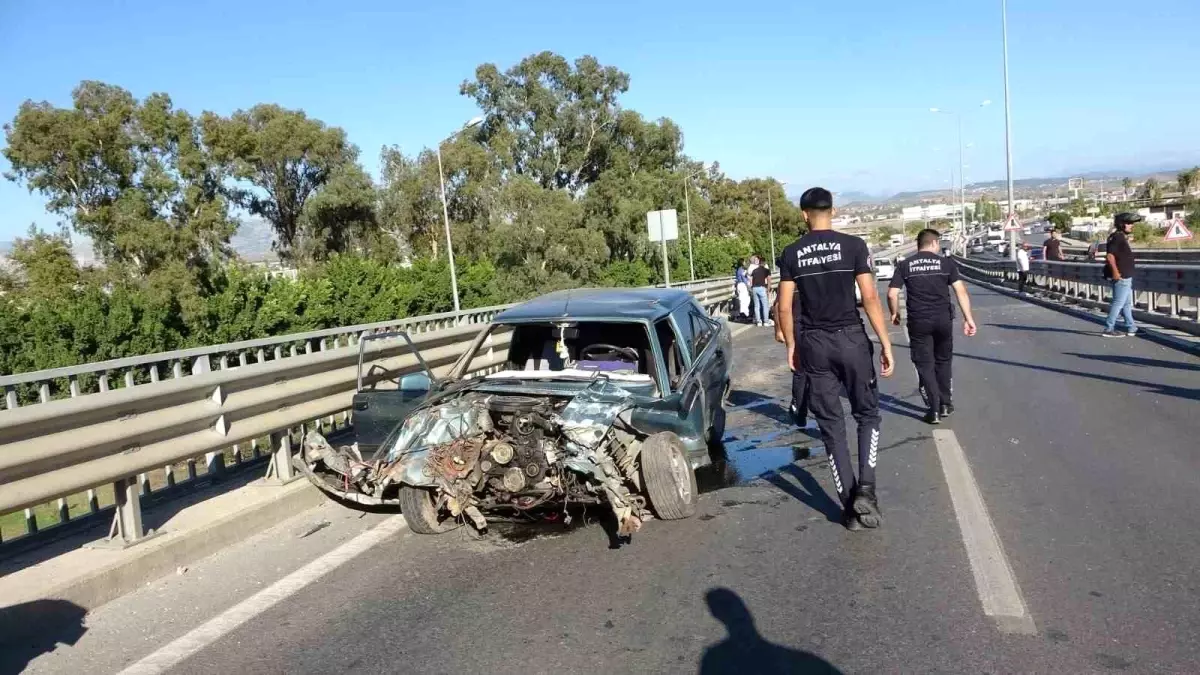 antalyada otomobil kazasi iki yarali 8EReSgad