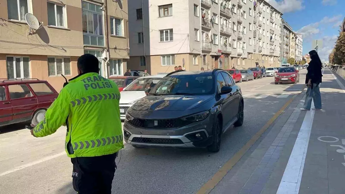 eskisehirde otomobilin carptigi yasli kadinin hayati tehlikesi var nyNJ39n5.jpg