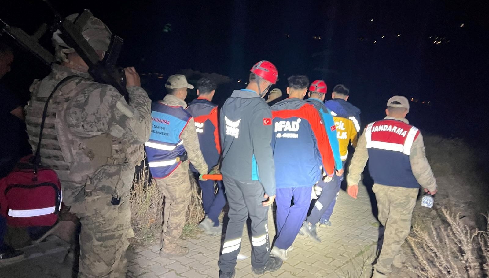 kayaliklardan dusen kadini 15 saat sedye ile tasidilar 8UecXF2L