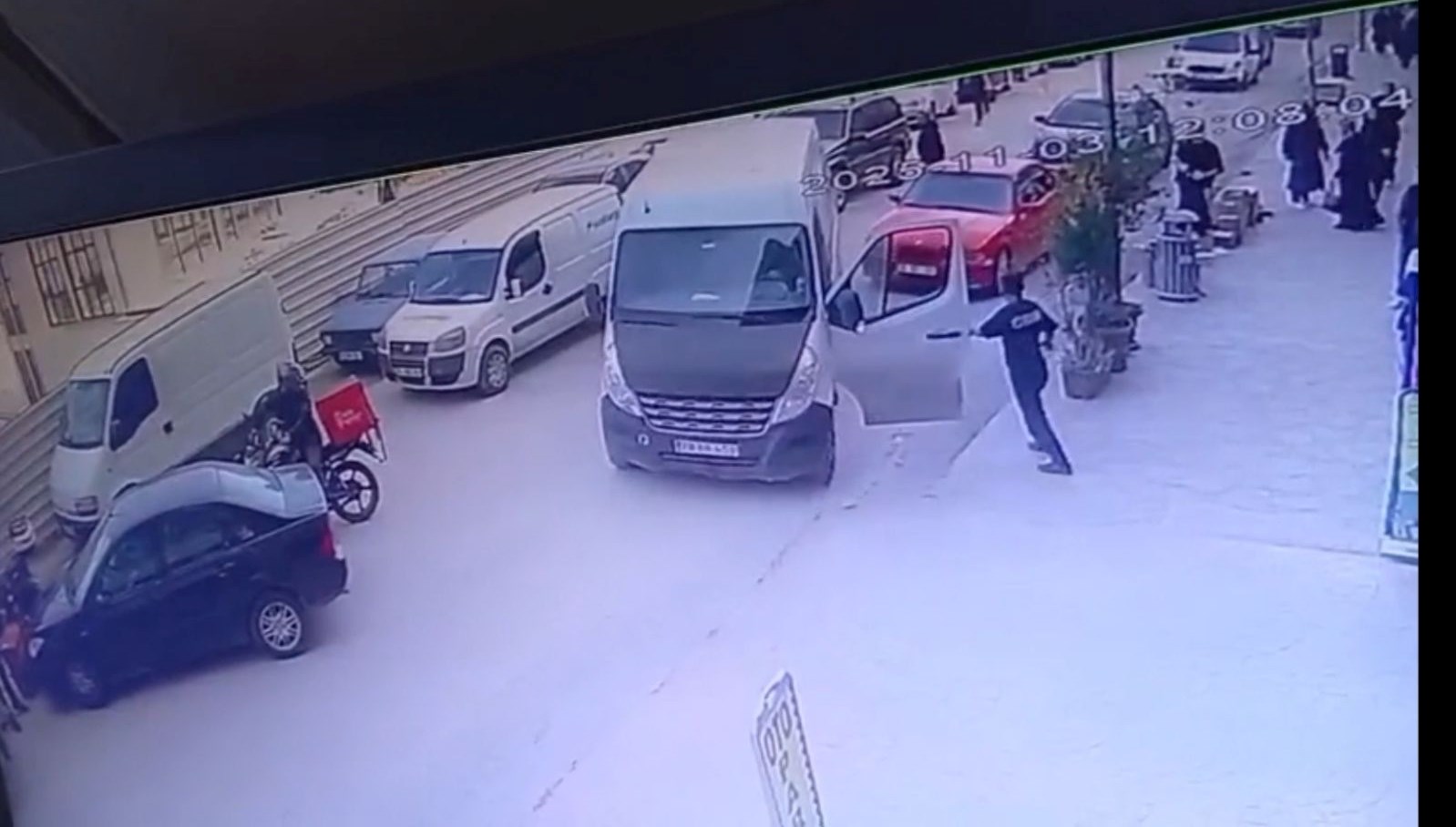 bir anda hareket etmeye basladi otopark gorevlisi son anda yetisti 5kcnP5T3.jpg