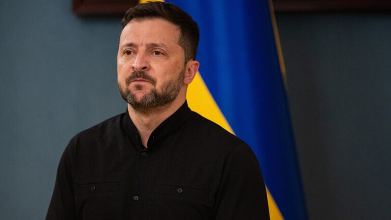 zelenskiy-rusyanin-duzenledigi-saldirida-en-az-4-kisi-oldu-30dan-fazla-kisi-yaralandi-qKnxOa6i