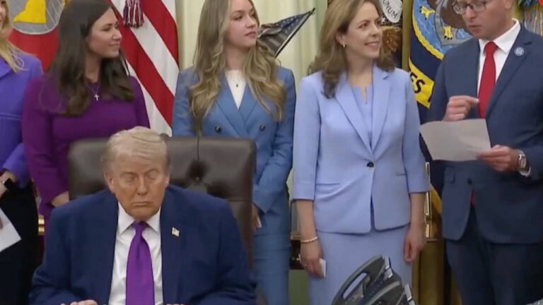 oval-ofiste-dalgin-anlar-trump-kameralar-onunde-uyukladi-a2VGO9Pr-1